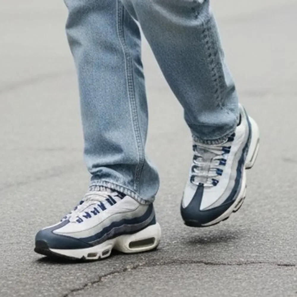 NIKE AIR MAX 95 Youth Boys Blue & White Athletic Sneakers - Size: 5 1/2Y